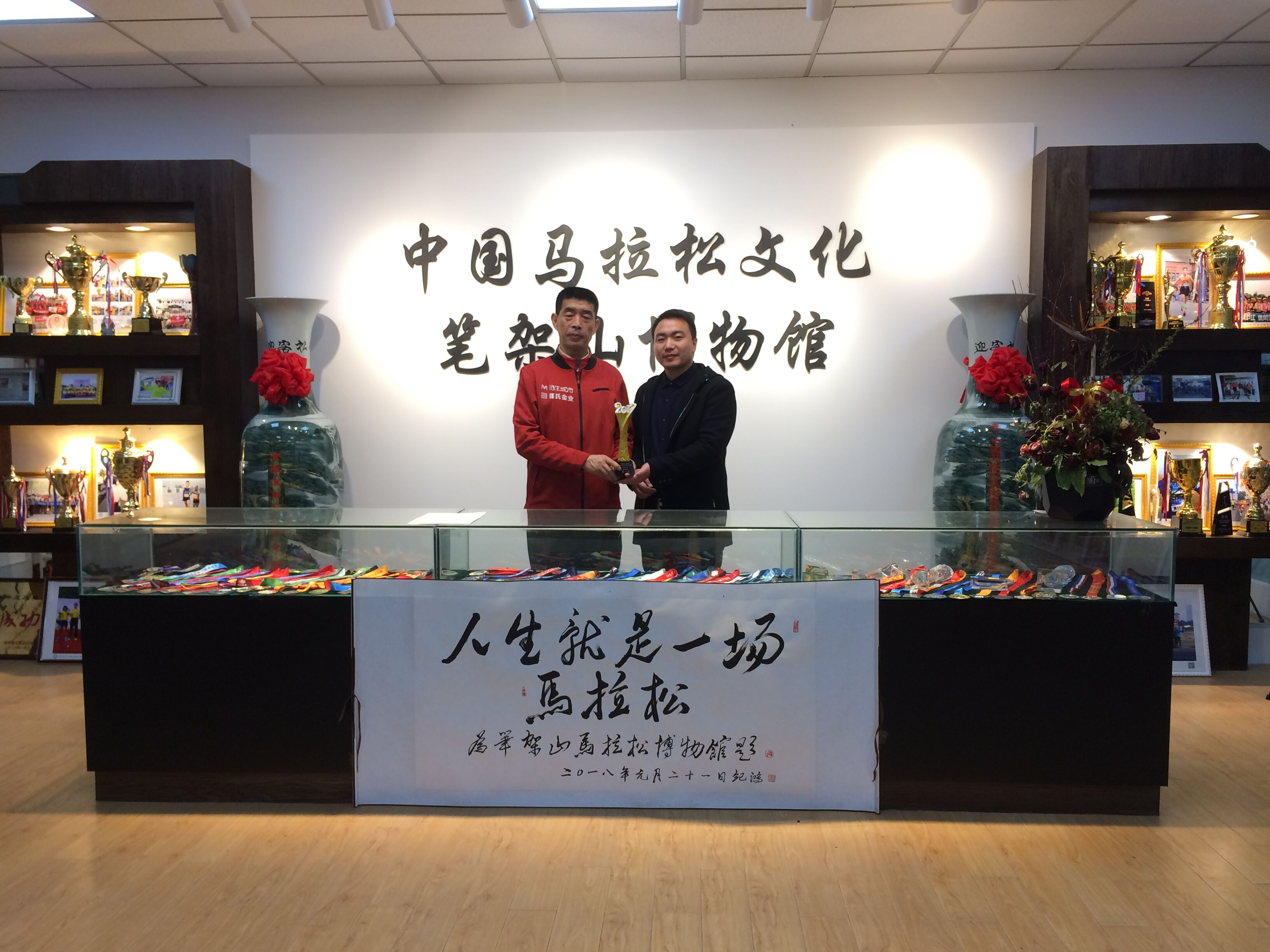 圖一：恒誠(chéng)智能代表與合肥馬協(xié)魏普龍會(huì)長(zhǎng)合影